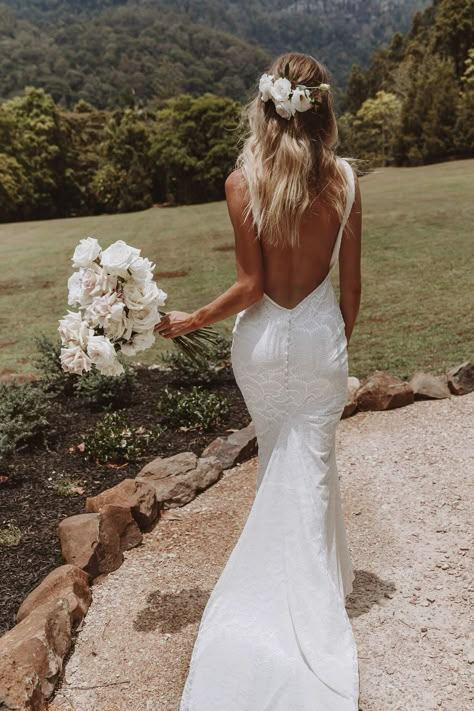 Hot Wedding Dress Open Backs, Simple Wedding Dresses Open Back, Open Back Slim Wedding Dress, Boho Wedding Dress Tight, Beach Wedding Dress Low Back, Slim Wedding Dress Open Backs, Open Back Rustic Wedding Dress, Minimal Wedding Dress Open Back, Low Back Beach Wedding Dress