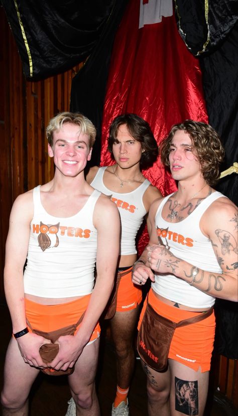 Hooters Costume, Gay Halloween Costumes, Gay Outfits, Hot Halloween Outfits, Vinnie Hacker, Cute White Guys, Gay Fashion, Boy Halloween Costumes, Halloween Costume Outfits