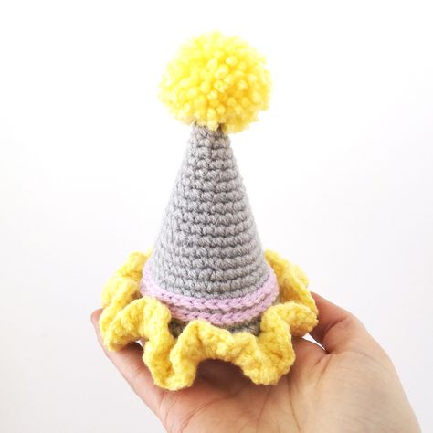 Basic Party Hat Crochet Pattern - Stitch by Fay Crochet Party Hat, Party Hat Pattern, Crochet Party, Dog Party Hat, Crafts To Do When Your Bored, Easy Crochet Hat, Hat Crochet Pattern, Crochet Ruffle, Birthday Party Hats