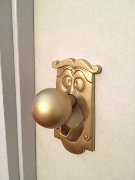 Alice in Wonderland doorknob Disney Door Knob, Cool Bedroom Doors, Cute Doorknobs, Cool Door Knobs, Disney Doorknob, Disneyland Bedroom, Door Decor Aesthetic, Alice Door, Alice In Wonderland Door Knob