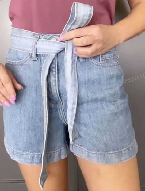 Paper Bag Waist Skirt Outfit, Paper Bag Jeans Outfit Summer, Paper Bag Jean Shorts Outfit, Tying Paper Bag Pants, Paper Bag Denim Shorts Outfit, How To Tie Belt On Paperbag Pants, How To Style Paper Bag Shorts, How To Tie Paper Bag Pants, Black Paper Bag Shorts Outfit