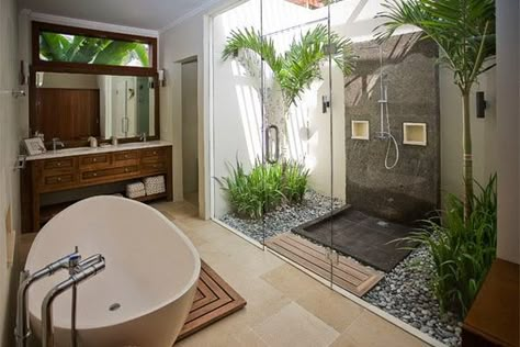 Balinese Bathroom, Jungle Bathroom, Tropical Bathroom, Zen Bathroom, Outdoor Bath, Bad Inspiration, Outdoor Bathrooms, Dream Bathrooms, Tropical Houses