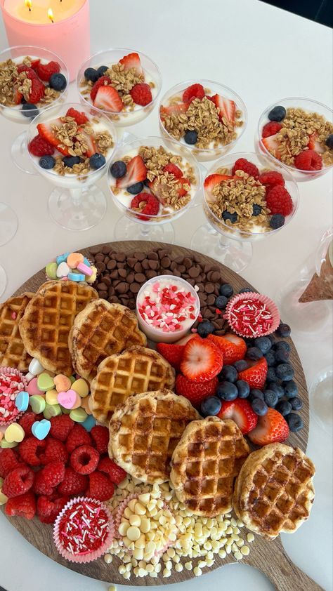 Waffle Board Ideas, Waffle Bar Ideas Brunch Party, Mothers Day Charcuterie Board, Easy Breakfast Food, Waffle Board, Breakfast Boards, Snack Boards, Waffle Bar, Pool Party Ideas