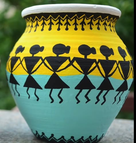 Pots Painting Ideas Creative, Madhubani Pot Painting, Varli Painting On Pot, Drawing On Pots Ideas, Warli Art Pot Painting, Pot Drawing Design, Gullak Painting Designs, Worli Painting On Pot, Painting On Matka