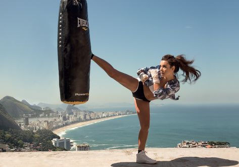 O segredo das curvas desenhadas? A atriz não conta com a genética nem dietas espartanas. Aqui é #determinação Chic Work Bag, Taekwondo Girl, Female Martial Artists, Martial Arts Girl, Fitness Art, Anatomy Poses, Remy Human Hair Wigs, Fitness Girl, Female Fitness