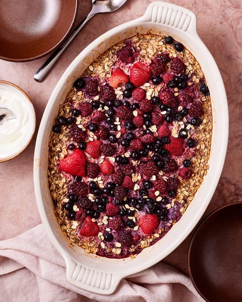 One-Pan Fluffy Mixed Berry Protein Oatmeal - Kalejunkie Mixed Berry Oatmeal, Tiktok Breakfast, Fluffy Oatmeal, Berry Baked Oatmeal, Granola Dessert, Lunch Toast, Berry Oatmeal, Baked Oatmeal Recipe, Protein Oatmeal