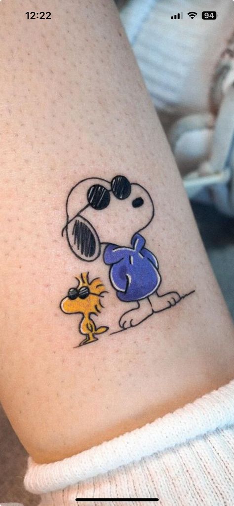 Tattoo Ideas Simplistic, Tiny Snoopy Tattoo, Peanuts Tattoos, Non Basic Tattoos, Peanuts Tattoo, Snoopy Tattoo Ideas, Stencil Tattoos, Funny Small Tattoos, Moutain Tattoos