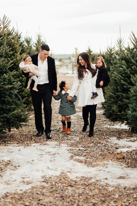 Tree Farm Minis Outfits, Pine Tree Farm Photoshoot, Christmas Tree Farm Mini Session Outfits, Tree Farm Christmas Pictures Outfits, Christmas Photo Session Outfits, Tree Farm Session, Country Christmas Family Photos, Family Christmas Tree Farm Pictures Outfits, Outdoor Christmas Pictures Family