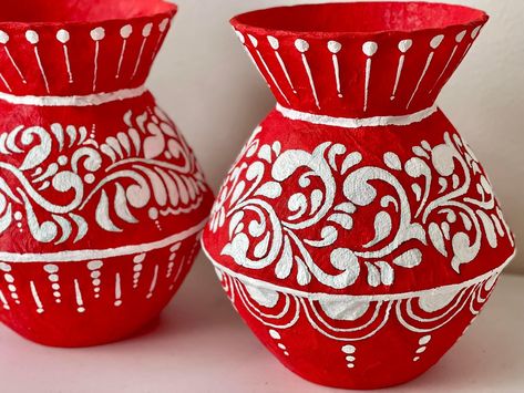 Alpona Design On Pot, Alpona On Pot, Matka Painting Designs, Pot Designs Painted Indian, Kalash Painting Design, Kalash Painting, Matki Painting Ideas, Aipan Art, Kalash Decoration