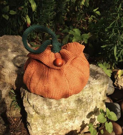 Halloween Costume Patterns, Crochet Pour Halloween, Pumpkin Patch Photoshoot, Pumpkin Bag, Knitting Bag Pattern, Chalk Bag, Knit Purse, Bag Pattern Free, Sea Monster