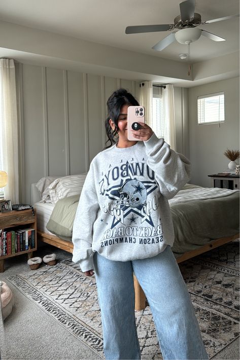 Denim Sweater Outfit, Cowboys Game Outfits For Women, Dallas Cowboys Outfits Woman, Reebok Outfit, Cowboys Outfits, Crewneck Sweatshirt Outfit, Dallas Cowboys Outfits, Cowboys Sweatshirt, Dallas Cowboys Sweatshirt