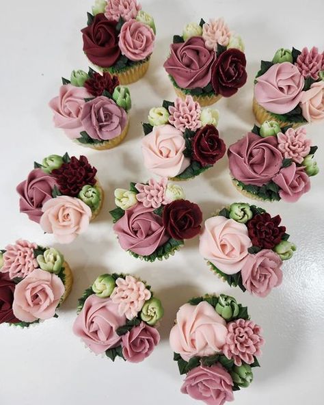 Fitra|CupcakeArtist|Denver on Instagram: "🌷🌸Burgundy mauve mini rose flowers 🌷🌸 Sharing these mini floral cupcakes flat lay to brighten up your Tuesday. How’s your day going? Tap the link in my bio to submit your inquiry or tag this post to your friends or families who may need these cupcakes. fitra@fantasiatreats.com 210 952 6195 NOTES: Since I am usually booked about 2-4 weeks in advance, I strongly recommend you tap the link in my bio to submit your inquiry as soon as possible. #colorado Maroon Cupcakes Wedding, Burgundy Cupcakes Wedding Ideas, Maroon Cupcakes, Burgundy Cupcakes, Mauve Cupcakes, Burgundy And Blush Cupcakes, Floral Cupcake Ideas, Red Flower Cupcakes Ideas, Pink Wedding Cupcakes