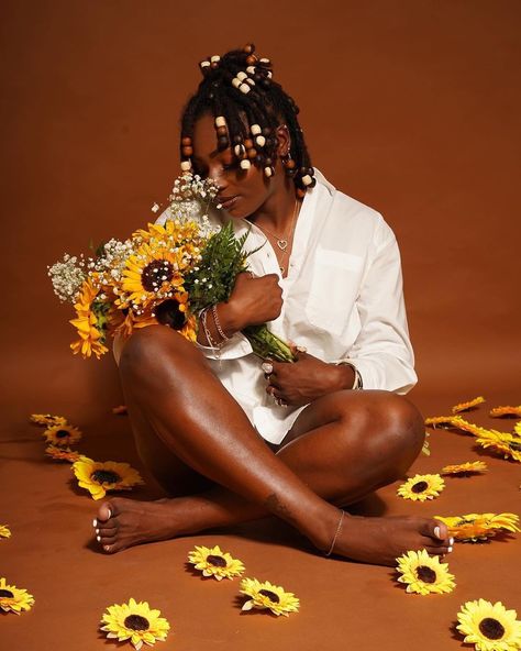 Sunflower Birthday Photoshoot Ideas, Locs With Flowers, Loc Photoshoot Ideas, Locs Photoshoot Black Women, Locs Photoshoot, Lox Journey, 2024 Photoshoot, Flower Shoot, Natural Locs