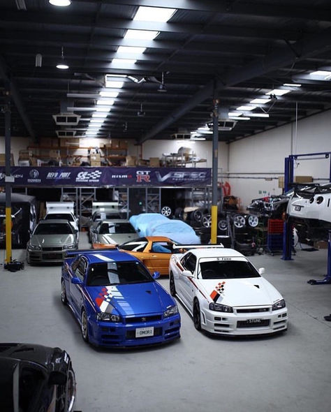 Tuner Garage, Mechanics Aesthetic, Garage Goals, Cars Garage, Garage Design Interior, Nissan Gtr R34, Cool Garages, R34 Gtr, Dream Car Garage