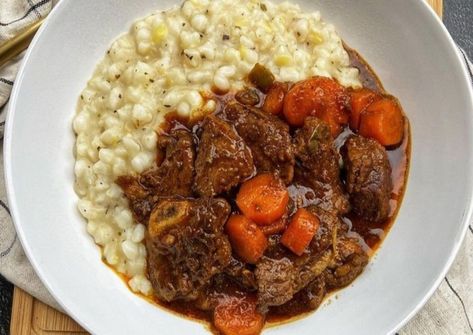 South African Sunday Lunch Recipes, South African Meals Dinners, South African Sunday Lunch Ideas, Traditional African Food Recipes, Creamy Samp And Beef Stew, South African Beef Stew Recipes, African Cuisine Recipes South Africa, Sunday Meal Ideas South Africa, South African Samp Recipes