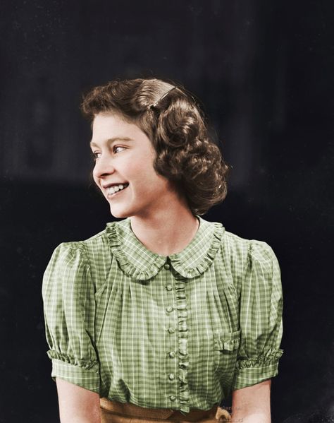 Princess Elizabeth (now Queen Elizabeth II), looking over her right shoulder. 18 March 1941 Elizabeth Young, Young Queen Elizabeth, Rainha Elizabeth Ii, Reine Elizabeth Ii, Hm The Queen, Elisabeth Ii, Princess Elizabeth, Royal Queen, Isabel Ii