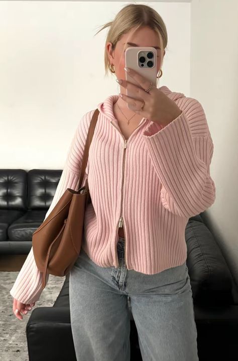 Outfits With Pink, Winter Layering Outfits, Smart Casual Women Outfits, Light Pink Top, Top With Jeans, Smart Casual Women, New York Outfits, The Nerve, Zipper Cardigan