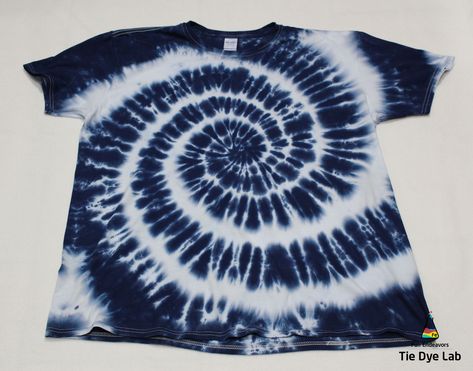 Tutorial video showing and explaining how to make a blue and white tie dye shirt. Dye Inspiration, Tie Dye Tutorial, Ty Dye, Tie Die Shirts, Blue Tie Dye Shirt, Tie Dye Patterns Diy, Diy Tie Dye Shirts, Blue Tye Dye, Shirt Tutorial