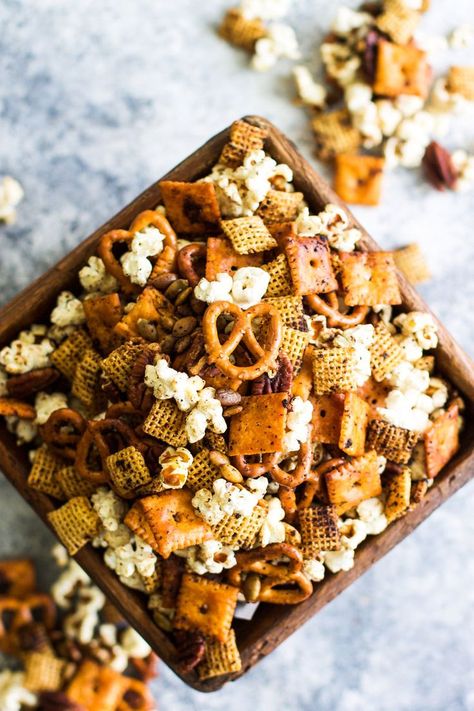 Easy Popcorn Bar, Diy Popcorn Seasoning, Popcorn Snack Mix Recipes, Popcorn Mix Recipes, Popcorn Recipes Savory, Ranch Popcorn, Chex Snack Mix, Fall Snack Mixes, Party Mix Recipe