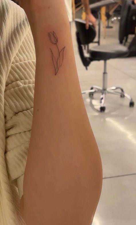 Small Tatoos Woman Arm, Tattoo Women Butterfly, Fine Line Tulip Tattoo, Minimalist Tattoo Back, Woman Tattoo Ideas, Match Tattoo, Tattoo Spine, Tattoo Leggings, Friends Tattoo