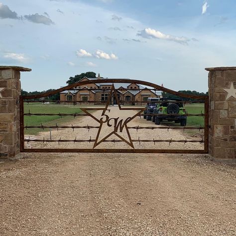 Entry Gates Ranch, Ranch Gates Entrance Ideas, Curved Driveway, Ranch Entrance, Log Fence, Metal Driveway Gates, Ranch Fencing, Farm Entrance, Ranch Gates