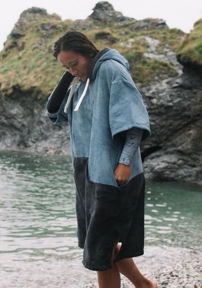 The ultimate poncho towels & changing robes for drying-off in public. Explore our range of ponchos for swimming, beach, surf, triathlon, kitesurf & more! Poncho Fashion, Poncho Towel, Beach Poncho, Grey Poncho, Changing Robe, Poncho Style, Triathlon, Kimonos, Ponchos