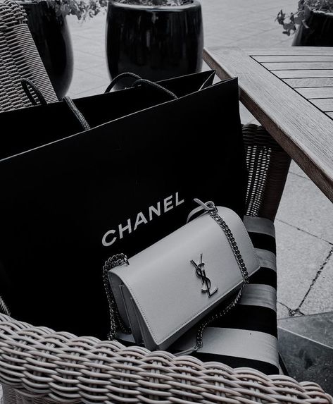 Black Aesthetic Chanel, Chanel Aesthetic Dark, Chanel Dark Aesthetic, Black And White Rich Aesthetic, Chanel Aesthetic Vintage, Chanel Aesthetic, Aesthetic 2023, Dior Aesthetic, Chanel Black And White