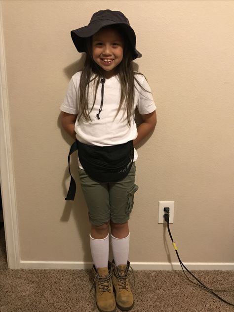 DIY Camper Costume-Low Cost Camping Costume, Tourist Costume, Camper Outfit, Camp Dress, Summer Camp Themes, Spirit Week Outfits, Camping Family, Diy Costumes Kids, Fall Camping