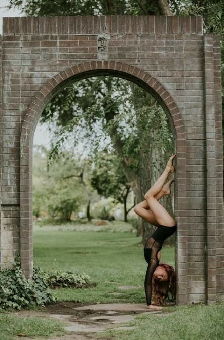 Dance Pose Ideas, Outdoor Dance Photography, Dance Senior Pictures, Dancing Photography, Dance Pose, Dance Aesthetic, Dance Picture Poses, Dance Photo Shoot, Dancer Photography