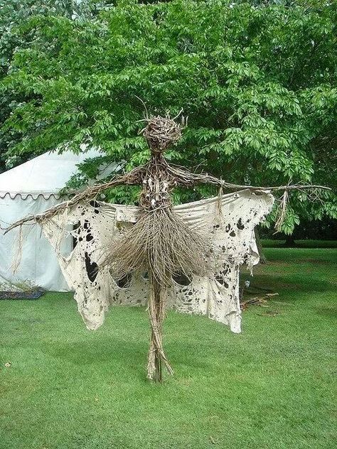 35 DIY Scarecrow Ideas For Kids To Make This Halloween More Fun Scarecrows For Garden, Fountain Ideas, Funny Vine, Dekorasi Halloween, Fairy Garden Designs, Have Inspiration, Diy Fairy, Garden Fountain, Fairy Garden Diy