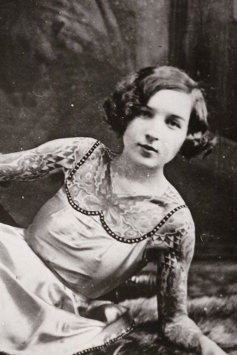 Tattoos For Women: Amazing Vintage Photos In 100 Years Of Tattoos Book Vintage Tattooed Women, Efficiency Apartment, Usa Tattoo, Vintage Tattoo, Tattooed Women, Paint Ideas, Old Pictures, Tattoo Photos, 100 Years