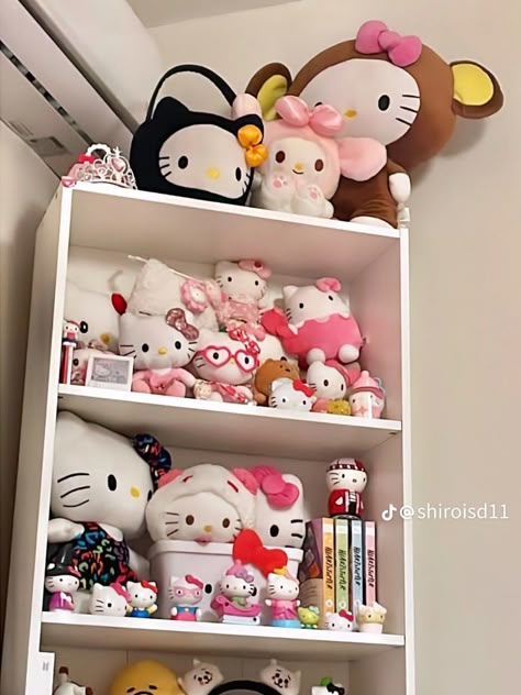 Hello Kitty Shelf, Stitch Room Decor, Hello Kitty Home, Stitch Room, Home Organization Ideas, Hello Kitty Merchandise, Sanrio Stuff, Walpaper Hello Kitty, Hello Kitty Rooms