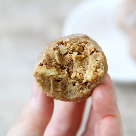 Banana Walnut & Maple Protein Balls (Healthy Energy Bites) - All Purpose Veggies Healthy Energy Bites, Protein Balls Healthy, Energy Bites Healthy, Protein Balls Recipes, Recipes Using Bananas, Energy Bites Recipes, Comfort Desserts, Banana Walnut, Superfood Powder