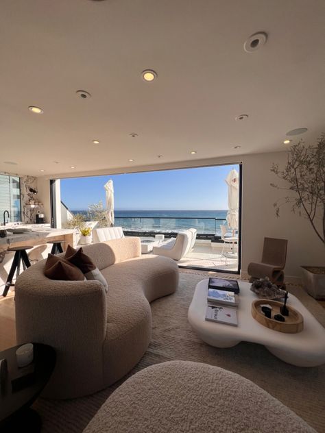 Malibu Style Home, Malibu Style Interior Design, Malibu Apartment Aesthetic, Malibu Home Aesthetic, Malibu Apartment, Malibu Luxury Homes, Malibu Lifestyle, Malibu House Interior, Malibu Beach House Aesthetic