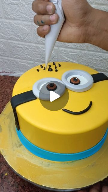 How To Make A Minion Cake, Simple Minion Cake, Minion Birthday Cake Ideas, Cake Designs Birthday For Boys, Easy Minion Cake, Minions Themed Birthday Party, Minion Cake Ideas, Minion Theme Cake, Minions Torte