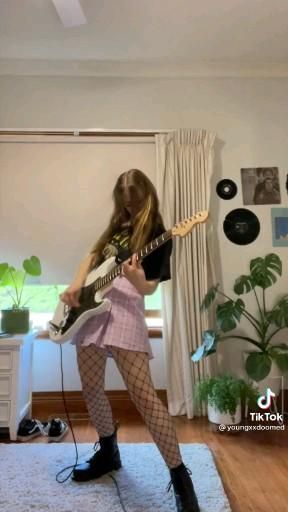 Electric Guitars Aesthetic, Girl With Electric Guitar, Eletric Gutair, Guitarist Girl, Punk Guitar, Electro Guitar, Instrument Music, Guitar Lessons Songs, Guitar Tabs Songs