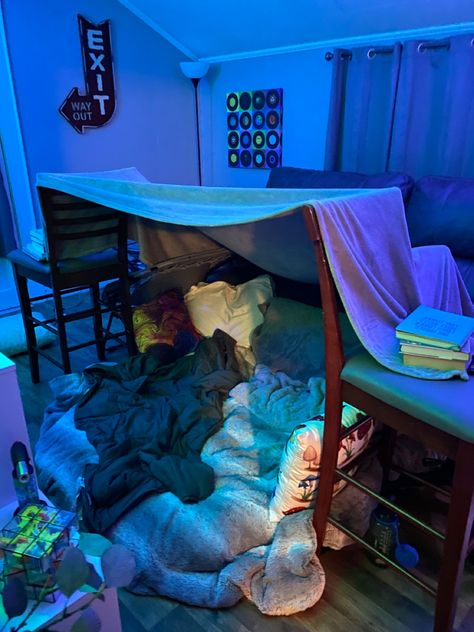 At Home Fort Ideas, Cool Forts With Blankets Easy, Pillow And Blanket Fort, How To Build A Fort With Blankets, Diy Fort Indoor, Blanket Fort Ideas Indoor, Fort Ideas Indoor Easy, Easy Fort Ideas, Fort Ideas Indoor