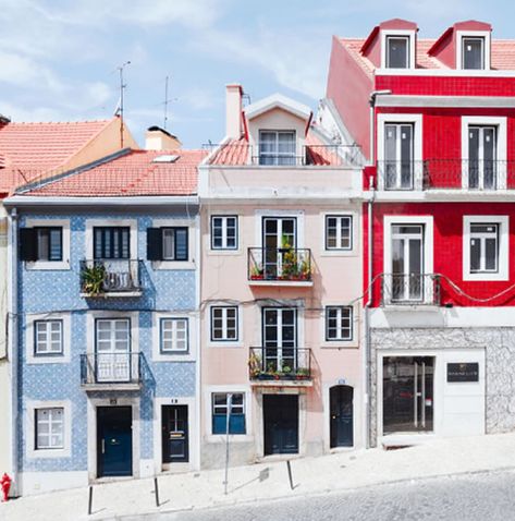 Exterior Color Combinations, Living In Europe, Exterior Paint Colors, Lisbon Portugal, Exterior House Colors, Andalusia, Home Insurance, Beautiful Buildings, Exterior Colors