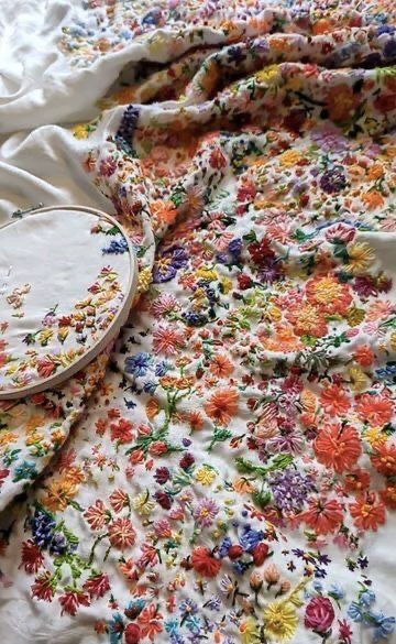 Embroidered Flower Pattern, Chloe Amy Avery, Crochet And Embroidery Together, Embroidery On Patterned Fabric, New Hobby Aesthetic, Embroider Clothing, What To Embroider, Things To Embroider, Quilt Aesthetic