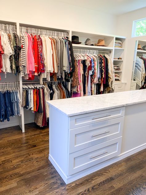 All White Walk-In Master Closet with Island - Master Closet Reveal - Straight A Style Master Closet With Island, Closet With Island, Cheap Closet, Master Closet Design, House Closet, Closet Addition, Closet Island, Armoire Dressing, Walking Closet