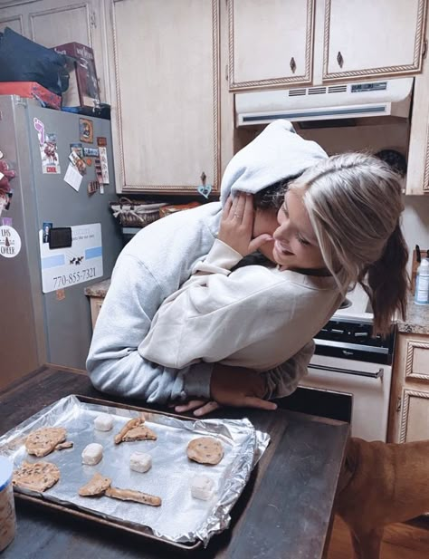 Couples Making Christmas Cookies, Couples Making Cookies, Inspo Poses, Editor Video, Couple Inspo, Country Backgrounds, Vsco Pictures, Making Cookies, Boyfriend Goals