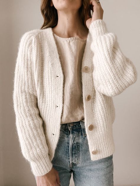 Knit Cardigan Pattern, Chunky Knitting Patterns, Plain Outfits, Yoga Photography, Cardigan Outfits, Cardigan Pattern, White Cardigan, 가을 패션, Chunky Knits Sweater