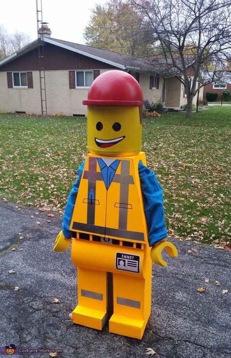 Homemade Costumes For Boys, Lego Movie Costume, Lego Costume Diy, Lego Man Costumes, Emmet Lego, Costumes For Boys, Star Wars Halloween Costumes, Lego Costume, The Lego Movie