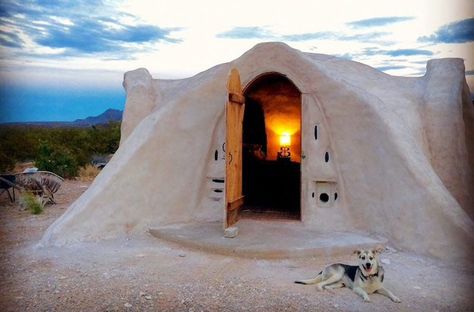 Stay the Night Inside an Adobe Dome in the Texas Desert Unique Airbnbs, Texas Getaways, Texas Adventure, Travel Texas, Airbnb Rentals, Big Bend National Park, Dome House, Earth Homes, Hobbit House