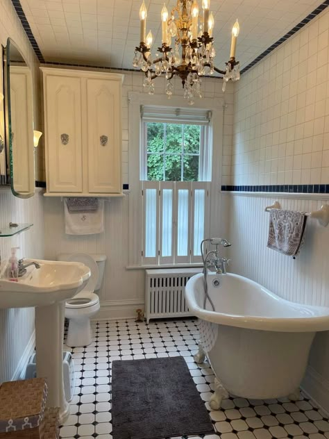 Bathroom Vintage Aesthetic, Small London Bathroom, Fancy Bathroom Aesthetic, Vintage House Bathroom, Grandma Bathroom Aesthetic, Old Bathroom Aesthetic, Cottage Restroom, Romantic Apartment Aesthetic, Bathroom Old Style