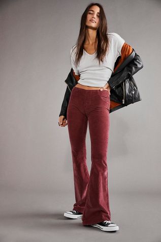 Edgy Athleisure, Flares Outfit, Flare Pants Outfit, Creative Shoot Ideas, November Mood, Thrifting Ideas, Athleisure Chic, Lilith Czar, Casual Cute Outfits