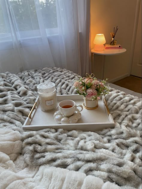 Bed Tray Decor Ideas, Bed Tray Decor, Teen Bedroom Layout, Slanted Wall Bedroom, Rose Gold Bedroom, White Bedroom Decor, Pinterest Room, Classy Bedroom, Bed Tray