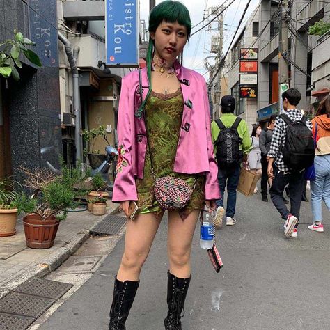 90s Harajuku Fashion, Street Style 90s, 90s Japanese Fashion, Japanese Street Style, Weird Girl, 일본 패션, Harajuku Fashion Street, Grunge Dress, Japanese Street