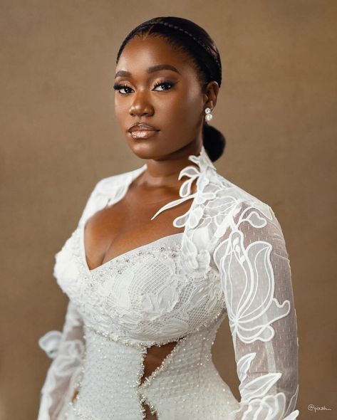 #SBMCM • Todays makeup crush Monday is the talented and beautiful @reggies_makeovers. How stunning is this bride 🤩 Bridal makeup @reggies_makeovers Gown@shapes_by_nelson Hairstyling @allure_by_betsy Photography @pixah_photo Accessories @sparkling_ _stones White Gown Wedding Photoshoot, Bridal Poses Photography Photo Ideas, Black Bridal Photoshoot, Bridal Robe Ideas, Bridal Poses In White Gown, Gown Shapes, Bride Doing Makeup Photography, Black Bride Portrait, Bridal Photoshoot Ideas