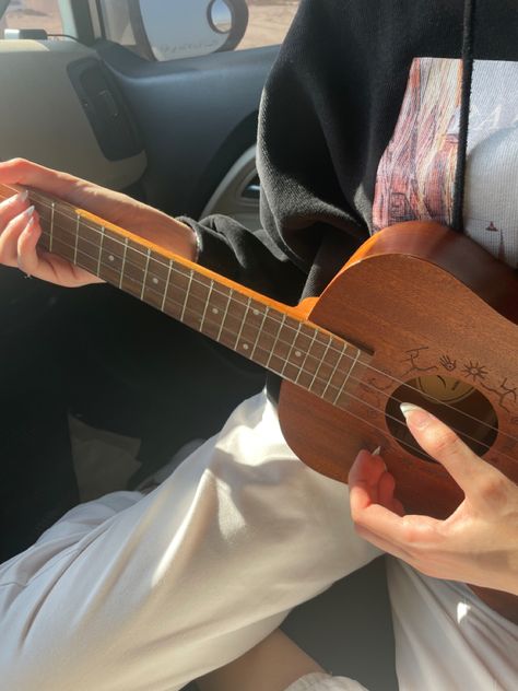 Ukelele Aesthetic Girl, Playing Ukelele, Arte Do Ukulele, Ukulele Aesthetic, Ukulele Playing, Lego Room Decor, Ukulele Lesson, Lego Room, Music School